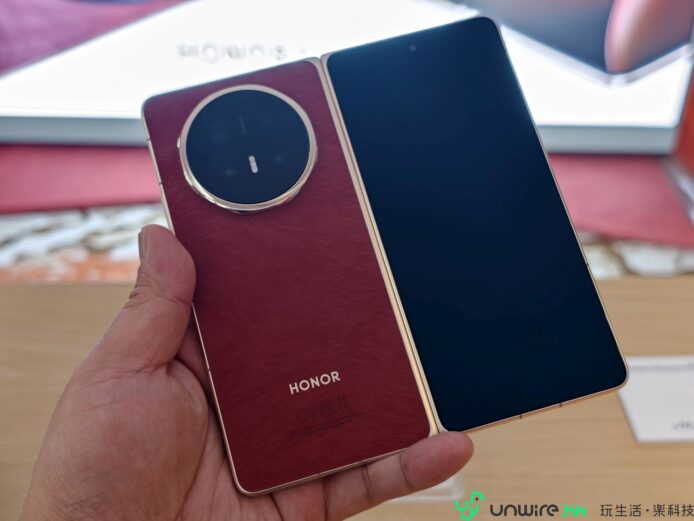 Honor Magic V6 摺疊手機展示.