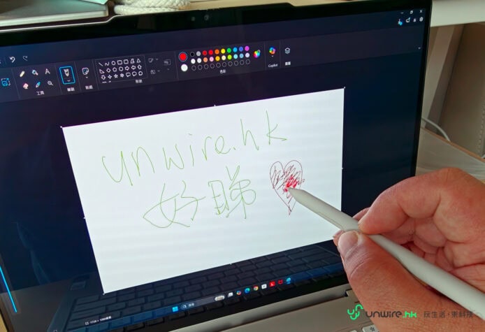 手持觸控筆在Lenovo Yoga 7上書寫.