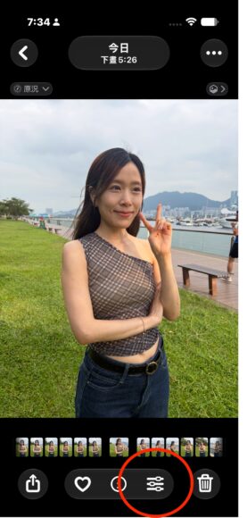 戶外海濱散步的時尚女性,背景是海景和城市.