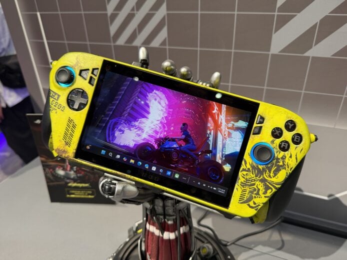 ALT:黃色掌上遊戲機展示彩色遊戲畫面.