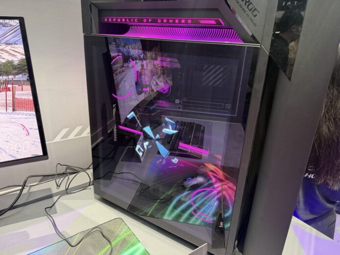 高性能電腦展示櫃，內部配備RGB燈光和高端硬.