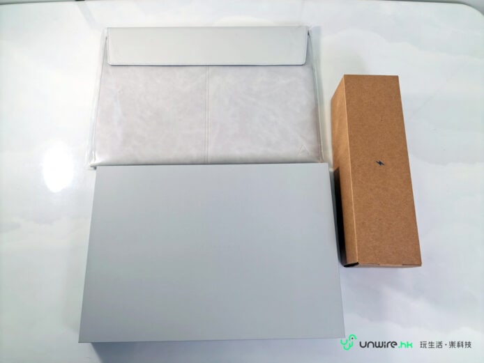 ASUS Zenbook A16 包裝盒與配件展示.