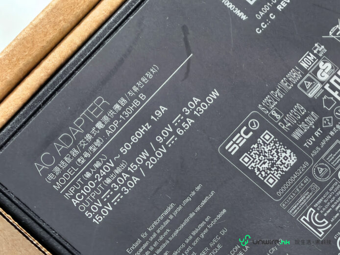 ASUS Zenbook A16 充電器標籤特寫.
