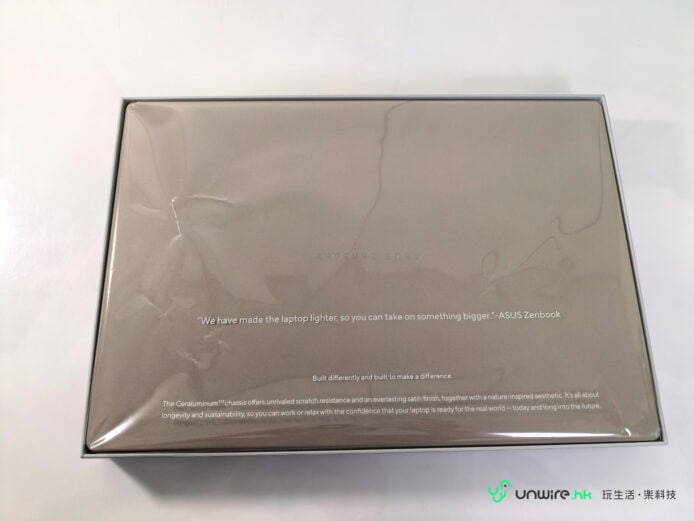 ASUS Zenbook A16包裝盒展示.