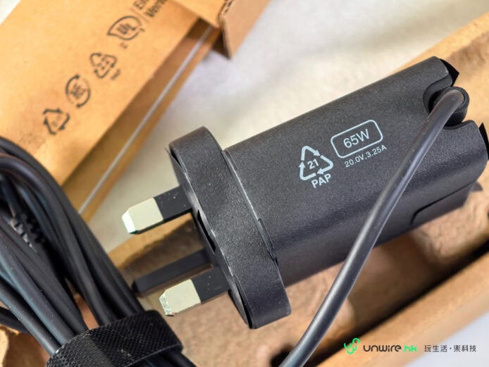 黑色充電器與電源線.