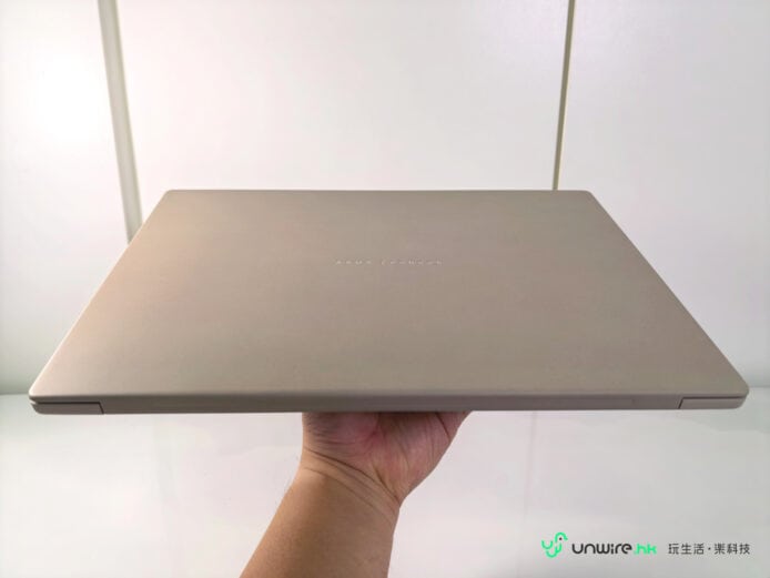 手持 ASUS Zenbook A16 輕薄筆記本電腦.