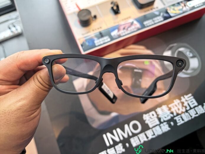 展示INMO智能眼鏡的近距離照片.