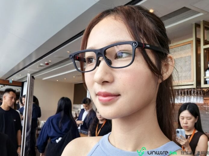 女性佩戴智能眼鏡在展覽中.
