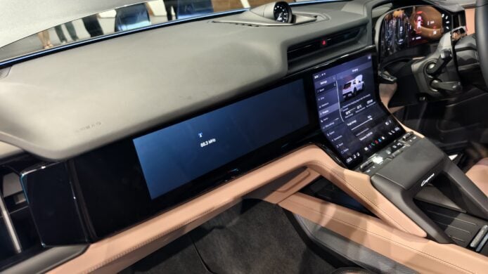 保時捷 Cayenne 電動車內部科技展示.