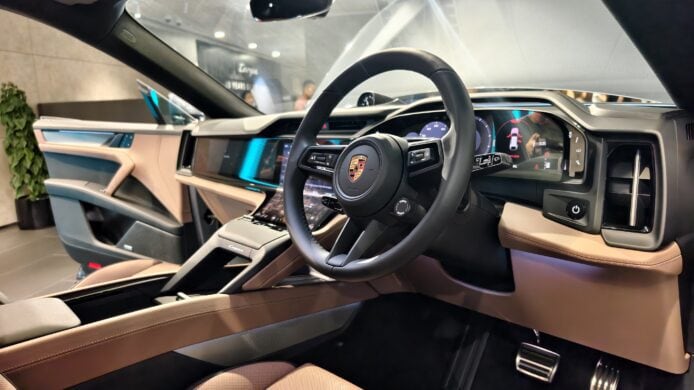 保時捷 Cayenne 電動車內部科技感十足.