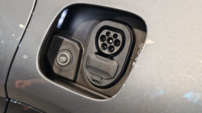 保時捷卡宴電動車充電接口特寫.