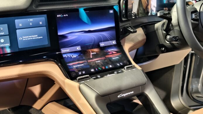 車內高科技顯示屏與無線充電裝置.
