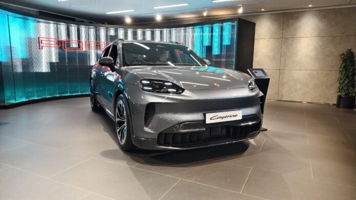保時捷 Cayenne 電動車展示於展廳內.