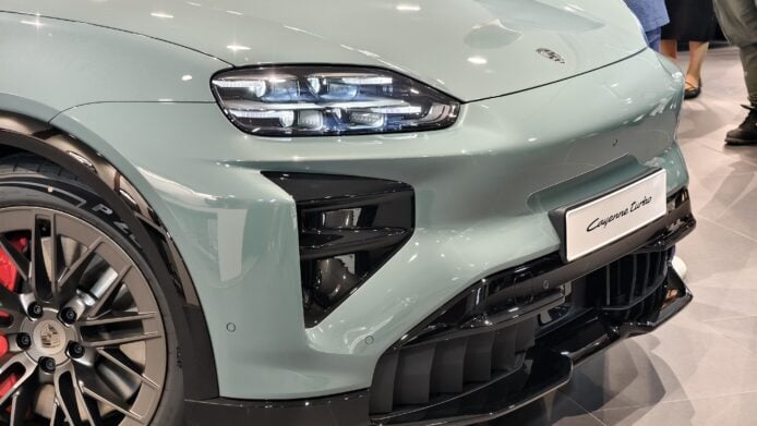 保時捷卡宴電動車前臉特寫.