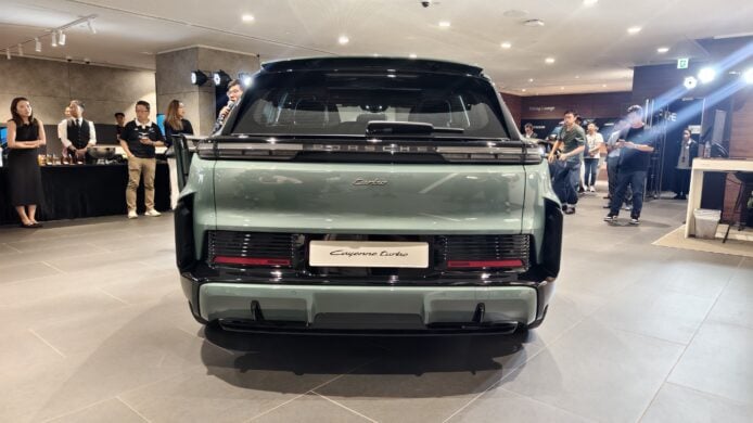 保時捷 Cayenne 電動車後方全景.