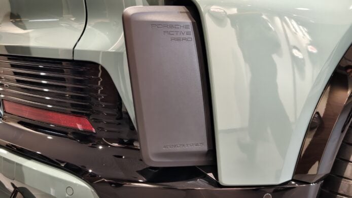 保時捷 Cayenne 電動車充電接口特寫.