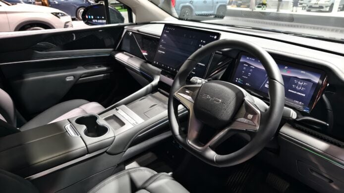 BYD M9 DM-i豪華MPV車內科技感十足.