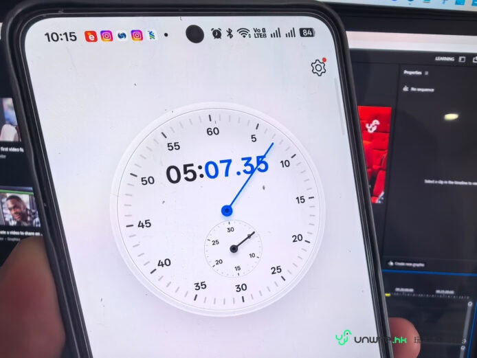 手機上的計時器顯示5分鐘7秒.