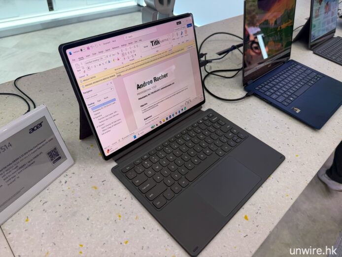 創意工作站的筆記本電腦展示多個應用程序界.