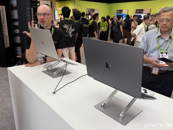 科技展覽會場內展示最新筆記本電腦.