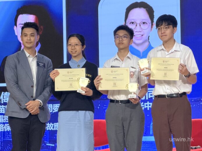 學生獲得科技競賽獎牌與證書.