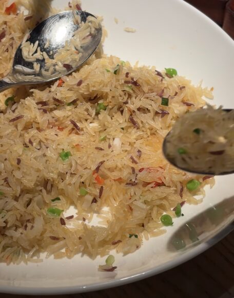 炒飯的特寫，展示金黃酥脆的米飯和豐富配料.