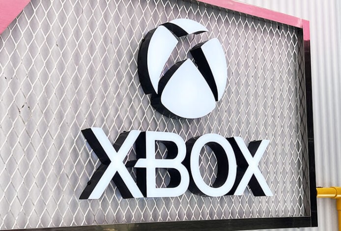 Xbox標誌在金屬網格背景上.