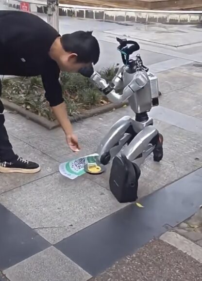 機械人跪地行乞，似人類乞討姿勢.