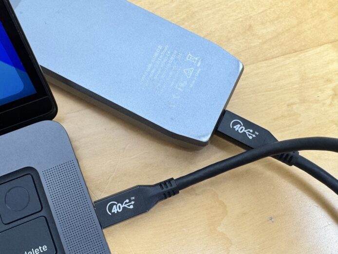 USB傳輸線連接Mac電腦與外接硬碟.