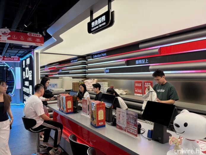 灣仔店內多位顧客與員工交流.