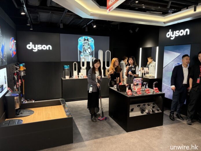 灣仔店內展示Dyson電子產品.