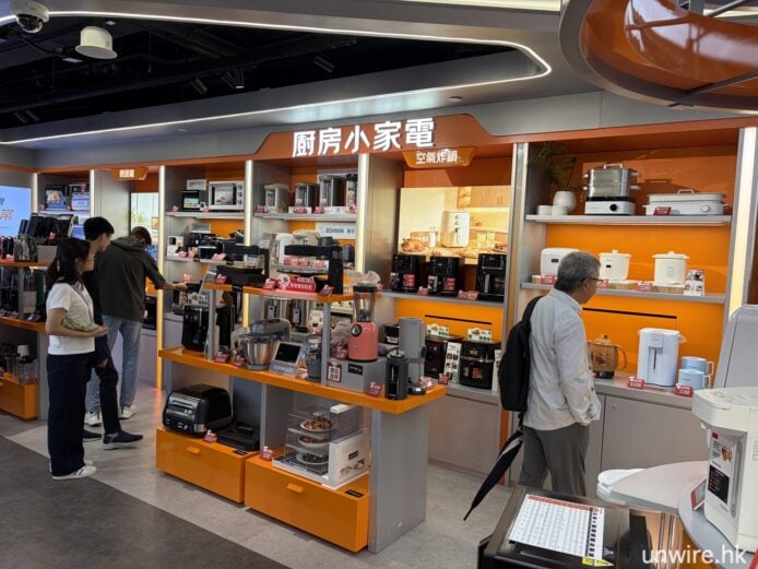 灣仔店內多款電子產品展示區.
