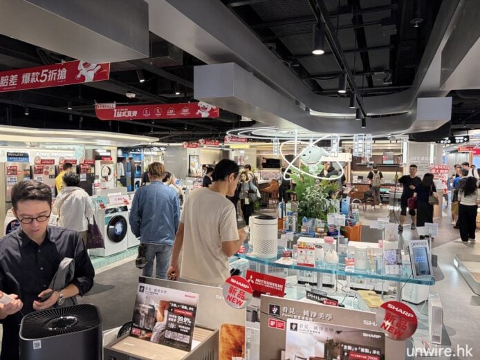 灣仔店新開幕,展示多款電子產品.