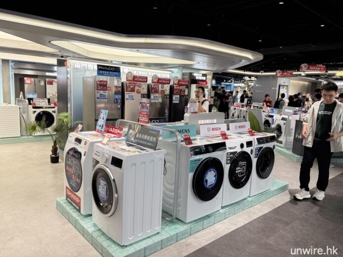 灣仔店展示多款洗衣機和家電產品.