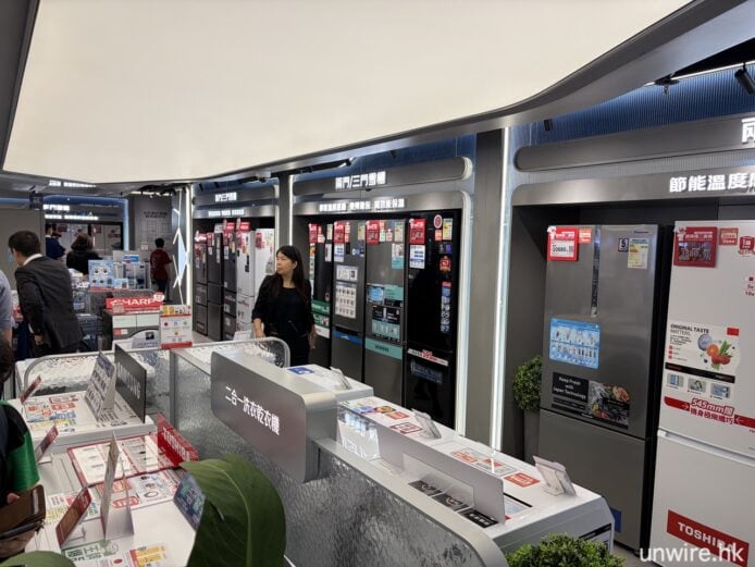 灣仔京東店內展示多款電子產品.