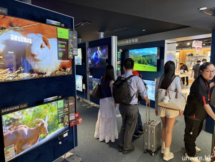 灣仔店展示多款智能電視和電子產品.