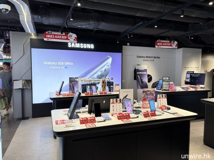 灣仔店展示多款三星手機與智能手錶.