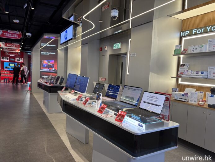灣仔店內多款電子產品展示與體驗區.