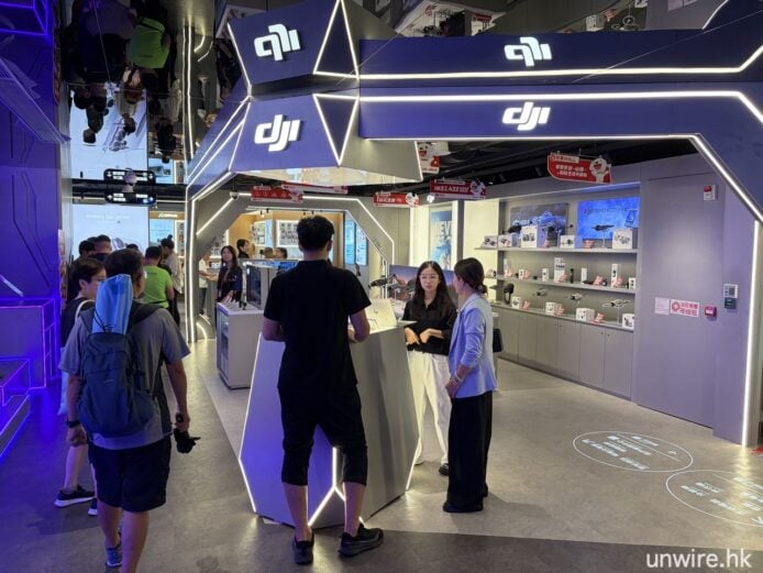 灣仔店電子產品展示區與顧客交流.