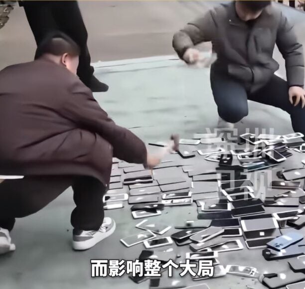 鐵鎚破壞多部手機.