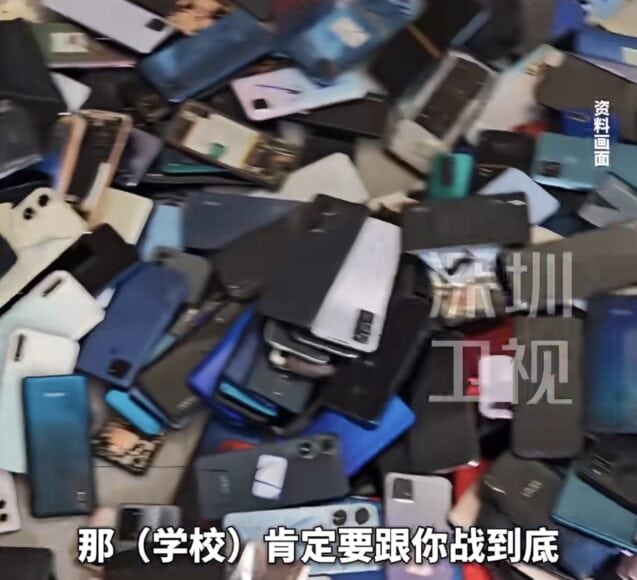 鐵鎚砸毀大量手機.