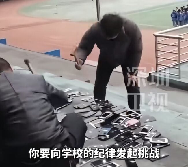 教師用鐵鎚毀壞多部手機.