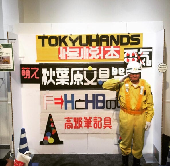 穿著安全制服的工人站在標誌前.