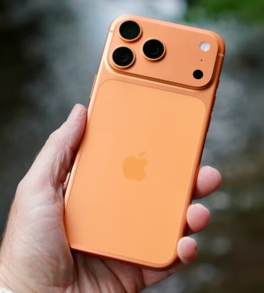 IPhone 14 Pro 橙色手機特寫.