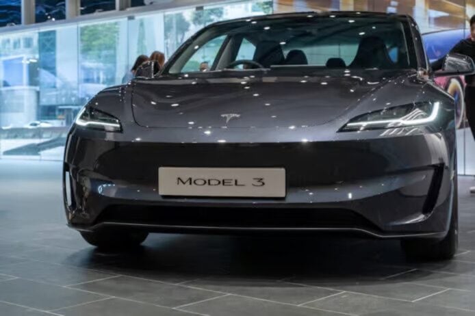 Tesla Model 3電動車在展廳展示.