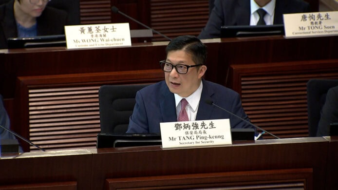 科技會議討論場景,專業人士在會議中發言,.