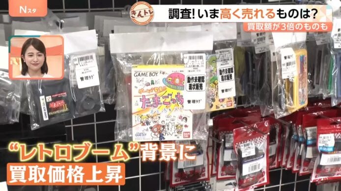 遊戲卡片和收藏品展示,背景為零售店貨架,.