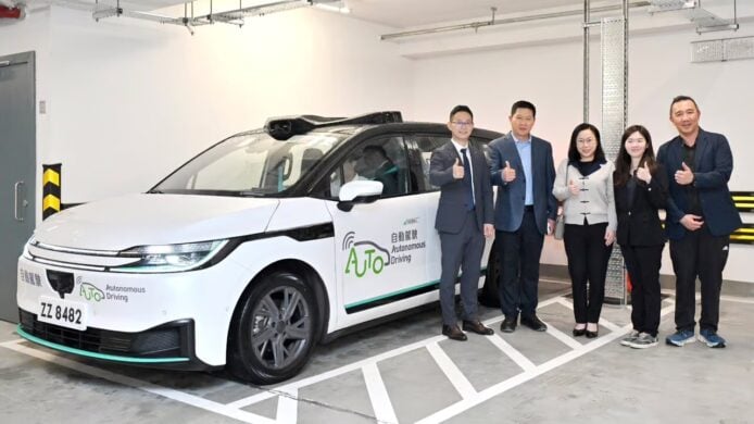 香港自動駕駛電動車隊成員合照.