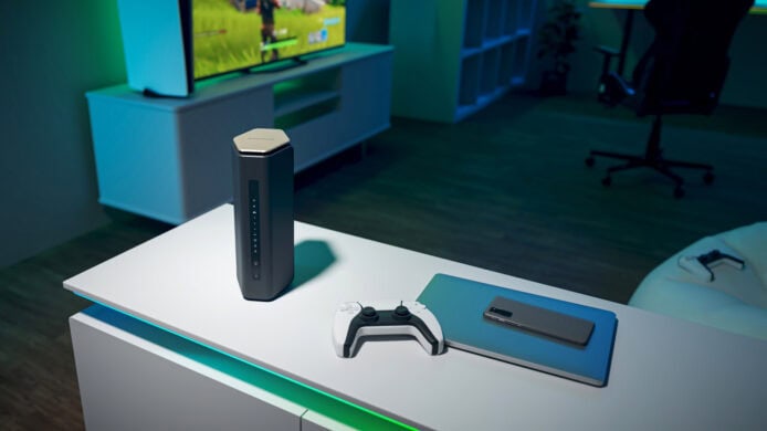 NETGEAR 高階路由器與遊戲控制器展示.