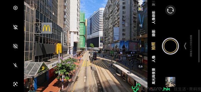 麥當勞快餐店位於繁忙的市中心街道，周圍是.
